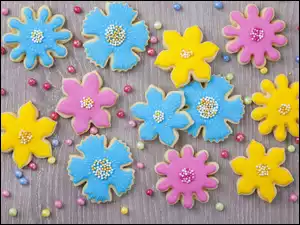Kolorowe ciasteczka w kształcie kwiatów