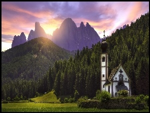 Wieś Santa Maddalena z małym kościółkiem we włoskich Dolomitach