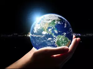 Miniaturka planety Ziemi mieszcząca się w dłoni