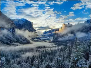 Zimowy widok na góry i zamglony Park Narodowy Yosemite w Kalifornii