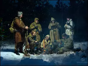 Żołnierze witają Nowy rok przy ognisku w lesie