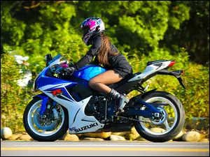 Dziewczyna podczas jazdy na motocyklu Suzuki GSX-R Helmet