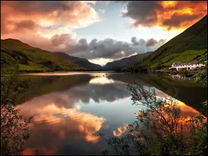 Krajobraz górskiego jeziora Tal-y-llyn Lake w Parku Narodowym Snowdonia w Walii