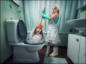 Dwie dziewczynki podczas toalety w łazience