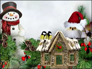 Bałwanek z Mikołajem w dekoracji z domkiem i sikorkami