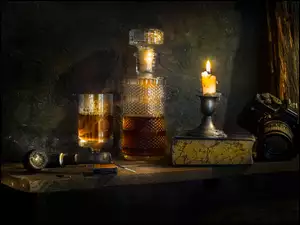 Kompozycja z karafką świeca aparatem i fajką