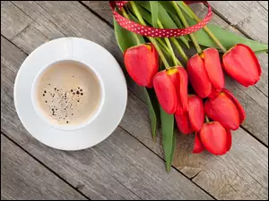 Filiżanka kawy przy bukiecie tulipanów