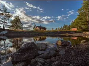 Krajobraz norweskiej miejscowości Ringerike nad jeziorem Vaeleren