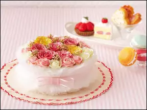 Tort ozdobiony różyczkami