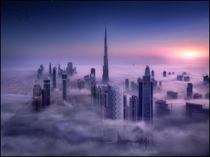 Zamglone wieżowce w Dubaju o świcie