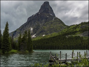 Góry i rzeka w amerykańskim stanie Montana