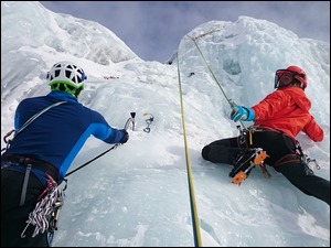 Wspinaczka alpinistów po oblodzonej górze