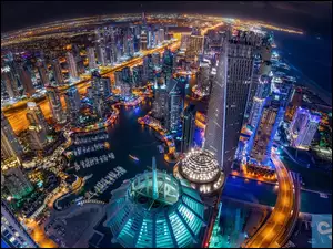 Miasto Dubaj nocą oglądane z lotu ptaka