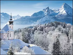 Zimowy krajobraz górskiego lasu z kościołem w Berchtesgaden w Niemczech