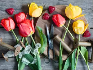 Kompozycja z tulipanami i przyborami do szycia