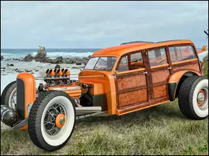 Zabytkowy samochód Woody Rod 2 stoi przy plaży