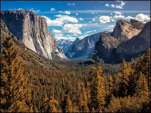 Yosemite Valley – dolina w łańcuchu górskim w Parku Narodowym Yosemite w Kaliforni