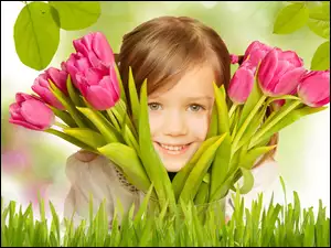 Dziewczynka między bukietem tulipanów