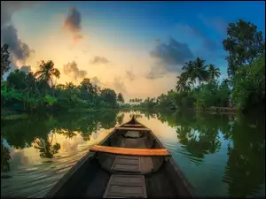 Łódka na rzece w dżungli
