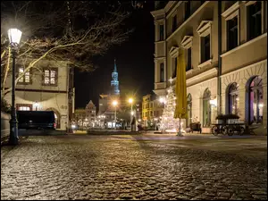 Oświetlone ulice miasta Zwickau w Niemczech ze świąteczną choinką
