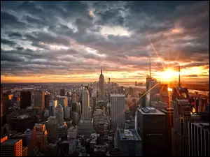 Drapacze chmur na Manhattanie w promieniach zachodzącego słońca