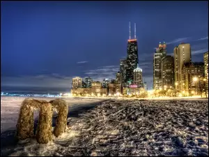 Oświetlone Chicago w zimową noc