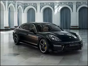 Czarny Porsche Panamera rocznik 2015 w salonie