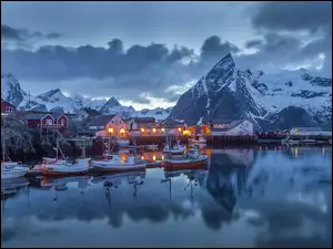 Norweskie wybrzeże z domkami i łodziami