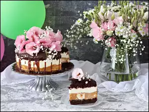 Kwiaty eustomy w wazonie i na torcie urodzinowym
