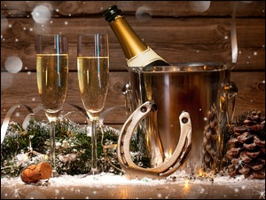 Sylwestrowa dekoracja z szampanem w wiaderku i kieliszkami