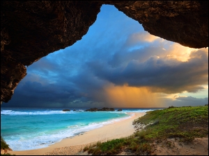 Widok z jaskini na karaibskie morze