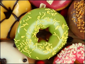 Kolorowe lukrowane pączki Donuty z różnorodną posypką