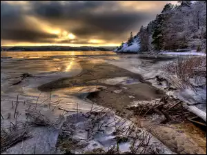Zimowy krajobraz wybrzeża w świetle zachodzacego słońca
