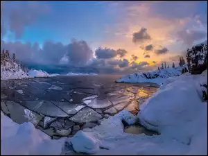 Oblodzone jezioro Ładoga w Rosji o świcie