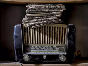 Stare radio w stylu retro z gazetami