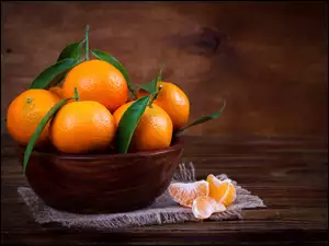Mandarynki w misce i obrana mandarynka na serwetce