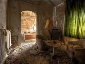 Zniszczony stary pokój z meblami