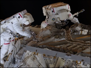 Astronauci na stacji kosmicznej