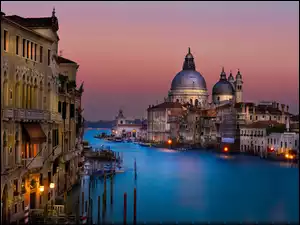 Budowle i budynki w pięknej Wenecji nocą