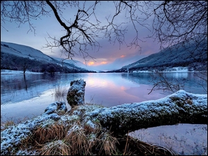 Jezioro Loch Voil w otoczeniu lasu i gór