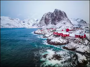 Lofoty i zimowy górski krajobraz Norwegii nad morzem