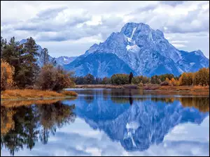 Jezioro Jackson Lake, Jesień, Stan Wyoming, Góry, Stany Zjednoczone, Szczyt Mount Moran, Park Narodowy Grand Teton, Drzewa
