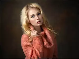 Zmysłowa blondynka w swetrze