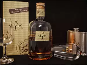 Butelka whisky ze szklankami i piersiówką