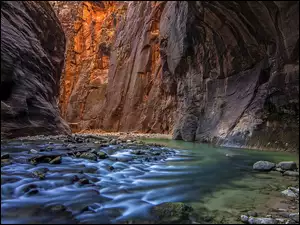 Rzeka płynąca przez jaskinię