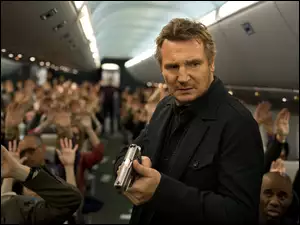 Liam Neeson w scenie ze szpiegowskiego filmu Non Stop