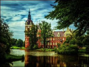 Zamek nad rzeką w parku Muskau w Niemczech