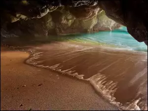 Fala wpływająca do jaskini we Włoszech
