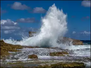 Morska fala rozbija się o skały