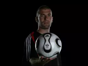 Zinedine Zidane-francuski piłkarz z piłką w dłoni
